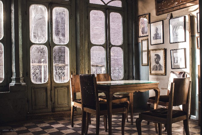 Antichambre avec vieux portraits au mur, héritage familial et psychogénéalogie